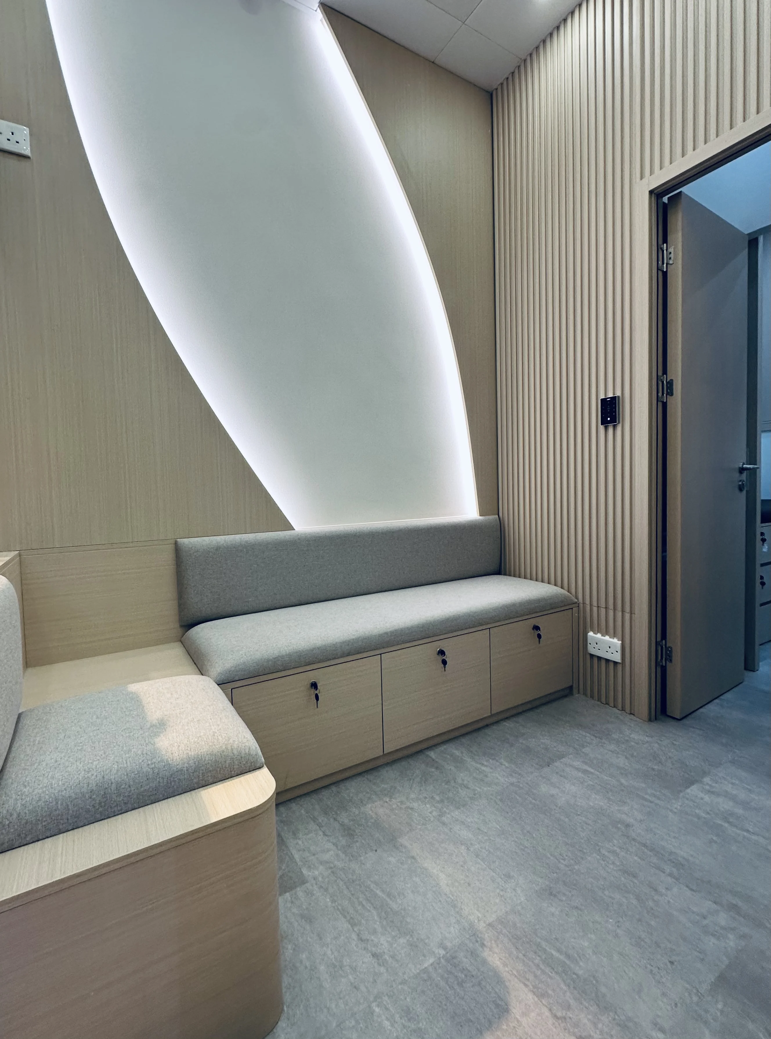 商業店舖裝修案例 - 特色斜向天花板燈光設計